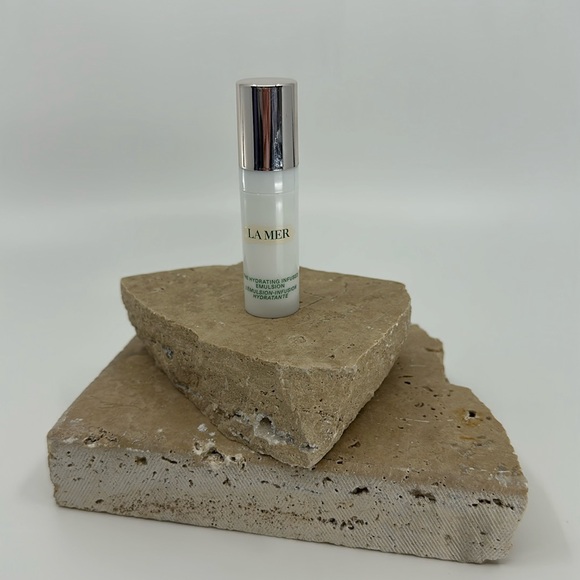NWT. La Mer. Hydrating Infused Emulsion. 5 mL. - Picture 1 of 2